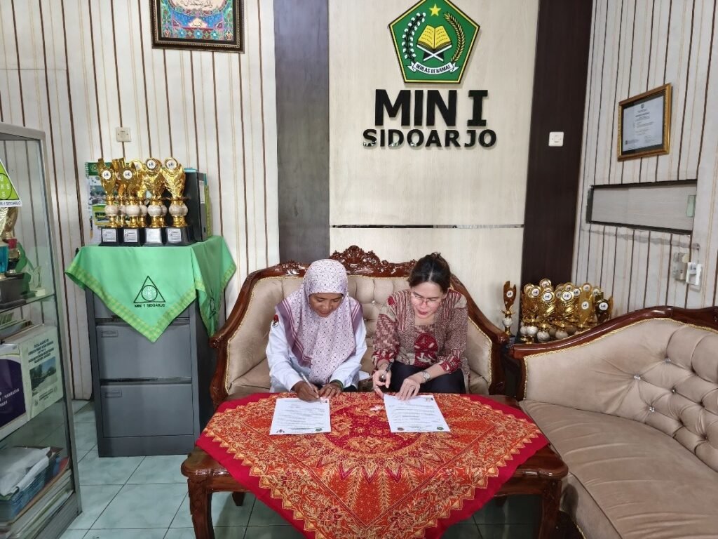 Foto. ibu Sri Utami, S.Pd (Kiri) dan Eva Nur Rachmah, S.Psi., M.Psi.Psikolog (Kanan) tanda tangan MoU