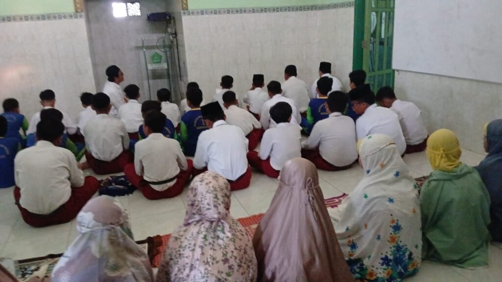 Pelaksanaan sholat Dhuha berjamaah di Musholah MIN 1 Sidoarjo.