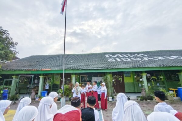 Peringati HPSN, Peserta Didik MIN 1 Sidoarjo Sosialisasi Pembuatan Eco Enzyme dari Limbah Organik