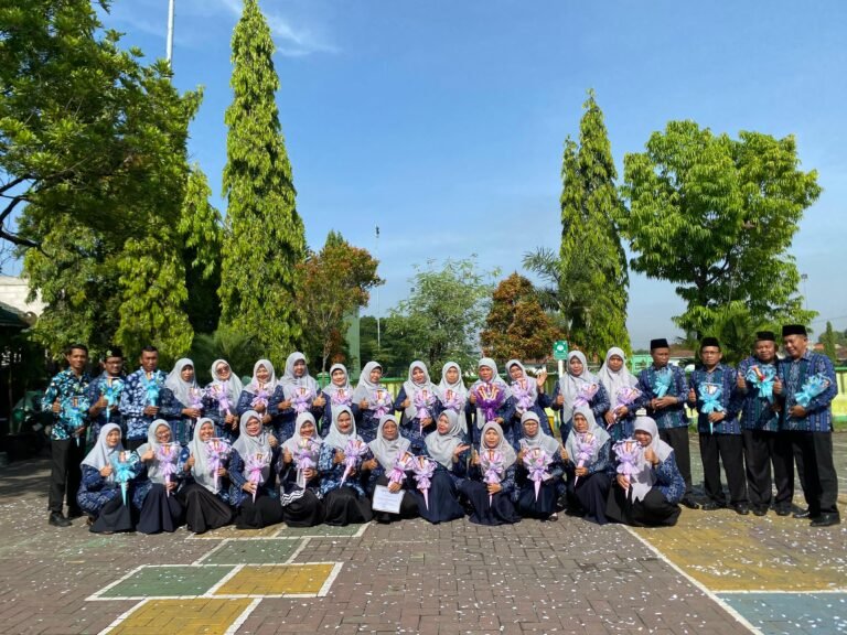 Apresiasi Tinggi untuk Pahlawan Tanpa Tanda Jasa: MIN 1 SIDOARJO Gelar Penganugerahan Guru Terbaik saat Peringatan HGN 2025