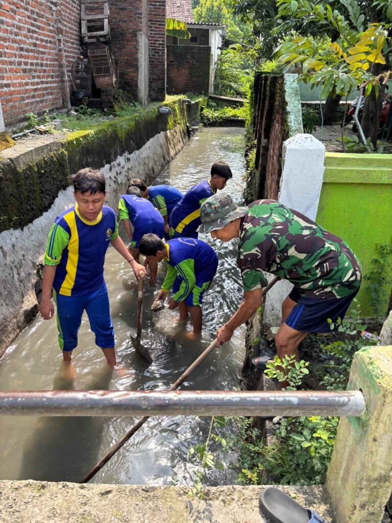 Potret Keakraban Siswa MIN 1 Sidoarjo dan Warga Sekitar Ubah Wajah Lingkungan di Hari Peduli Sampah
