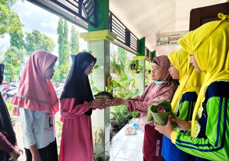 MIN 1 Sidoarjo Tanamkan Jiwa Ekologis Lewat Tradisi Bungkus Daging Daun Jati Pada Idul Adha 1447 H